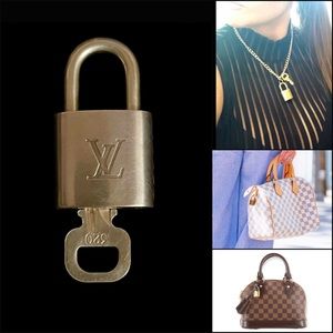 💎AUTHENTIC💎 Authentic Louis Vuitton Brass Padlock and Key set #320